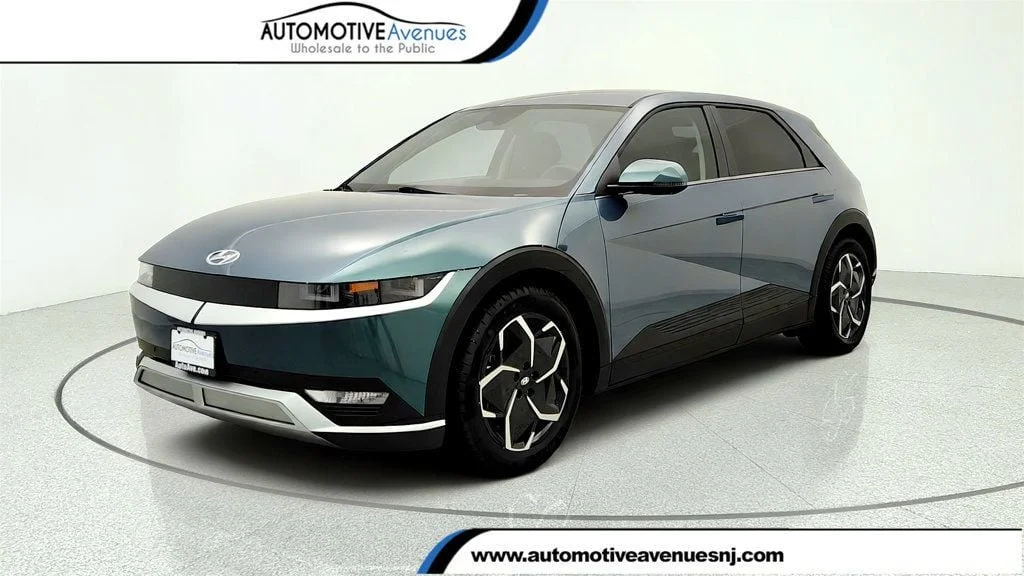 Used 2024 Digital Teal Hyundai SEL RWD image 1