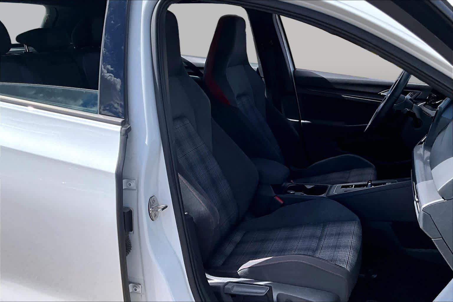 Used 2022 Oryx White Pearl Volkswagen SE image 7
