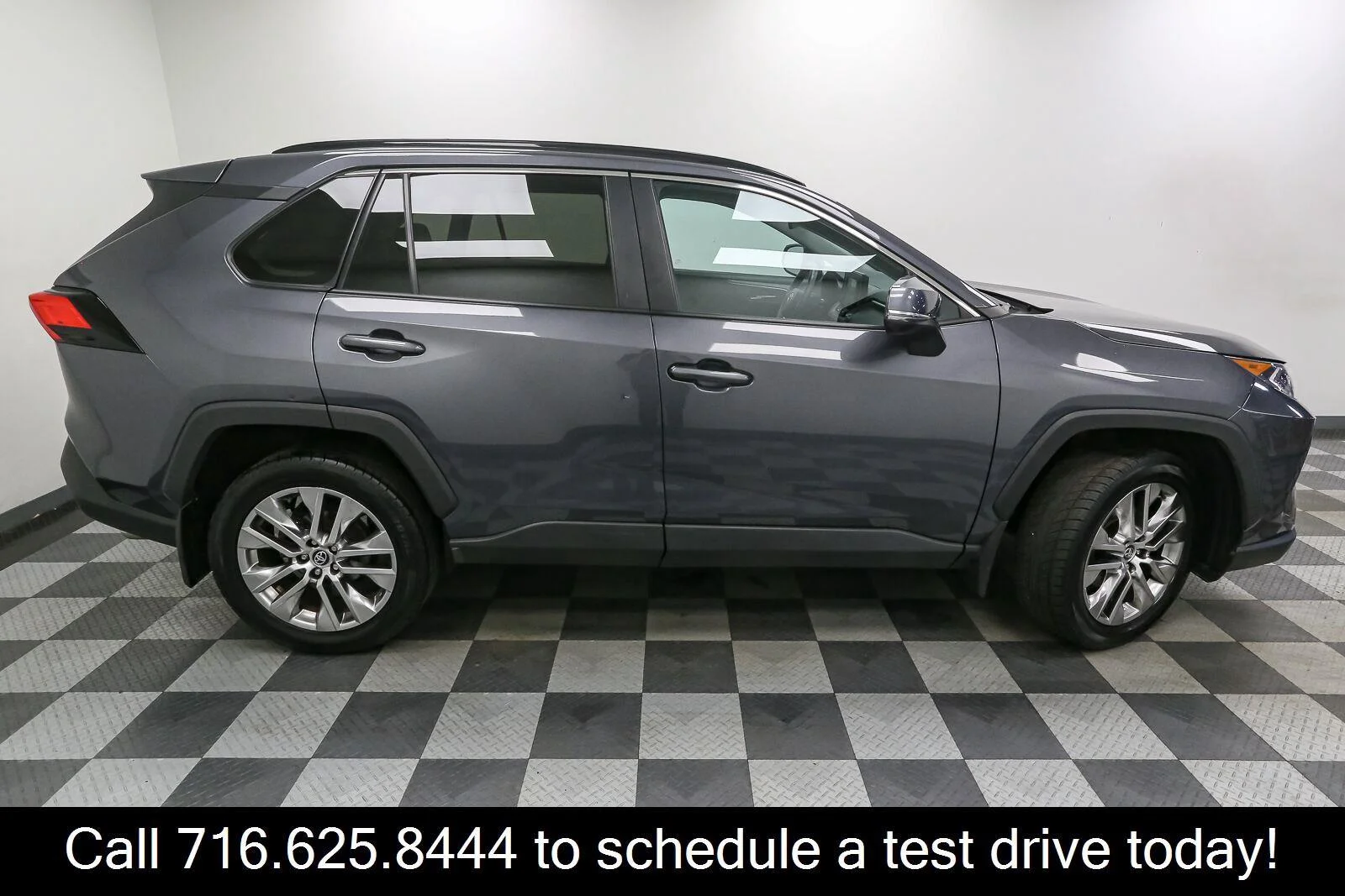 Used 2020 Magnetic Gray Metallic Toyota XLE Premium image 7