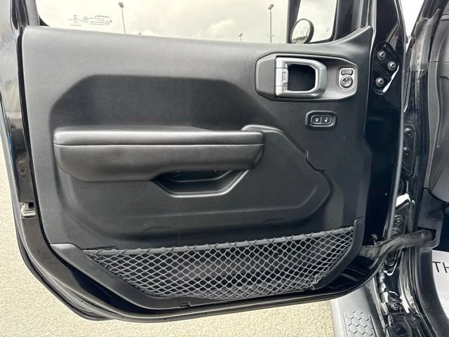 Used 2018 Black Clearcoat Jeep Sport S image 25