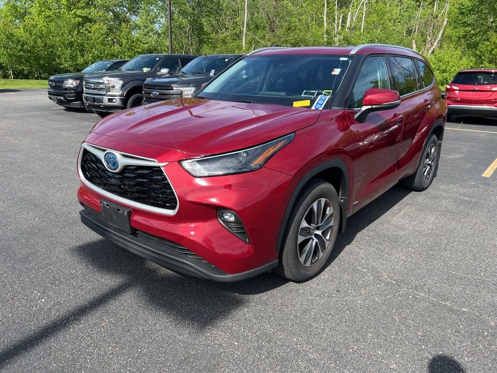 Used 2022 Red Toyota XLE image 3