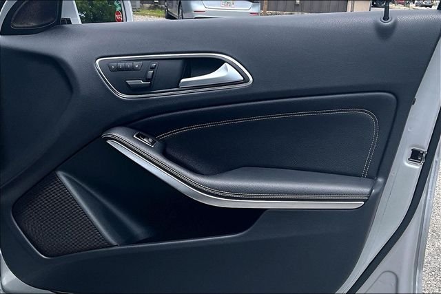 Used 2015 Silver Mercedes-Benz GLA 250 image 28