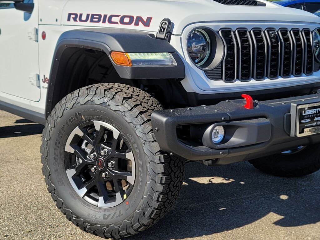 New 2026 Bright White Clear-Coat Exterior Paint Jeep Rubicon image 3