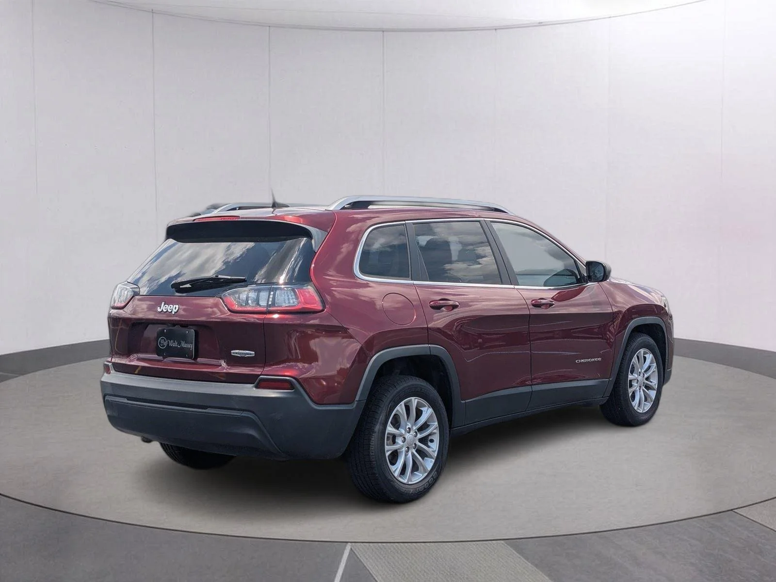 Used 2019 Velvet Red Pearlcoat Jeep Latitude image 5