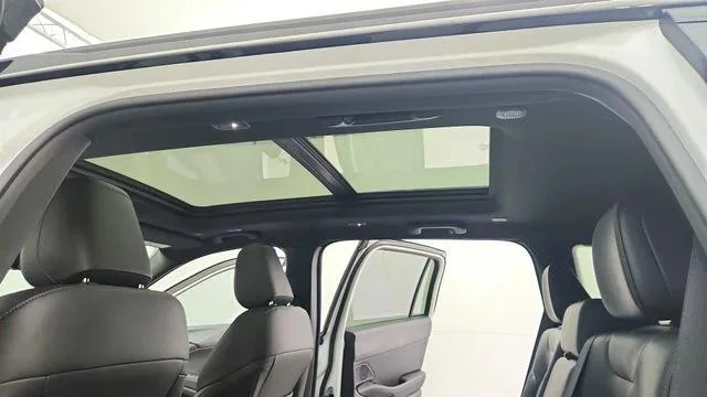 New 2026 Bright White Clear-Coat Exterior Paint Jeep Overland image 18
