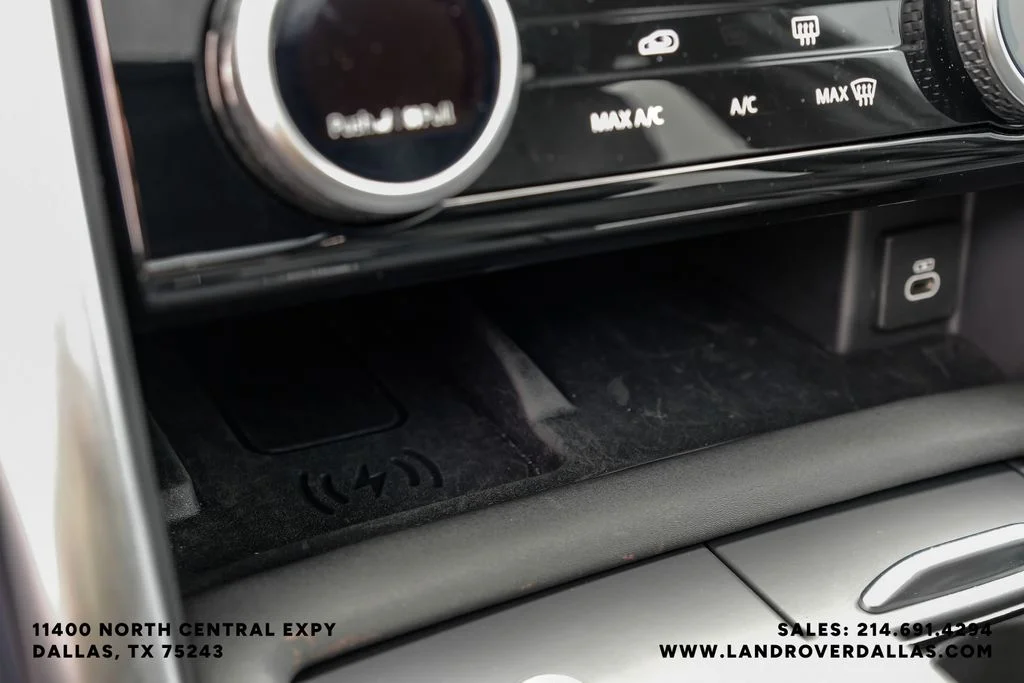 Used 2025 White Land Rover Dynamic SE image 28