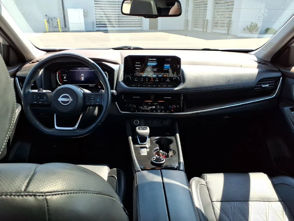 Used 2022 Silver Nissan Platinum image 17