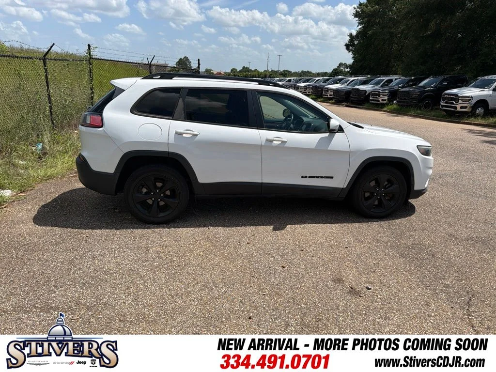 Used 2020 White Jeep Latitude Plus image 5