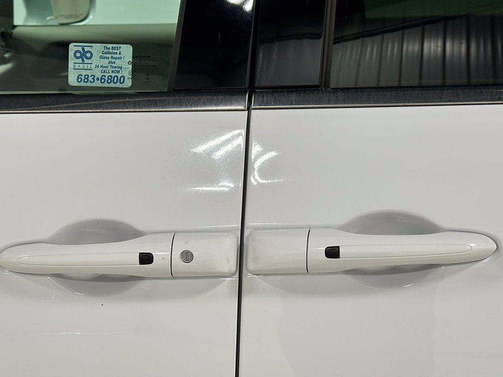 Used 2022 White Chrysler Wheelchair Accessible-Touring L image 14