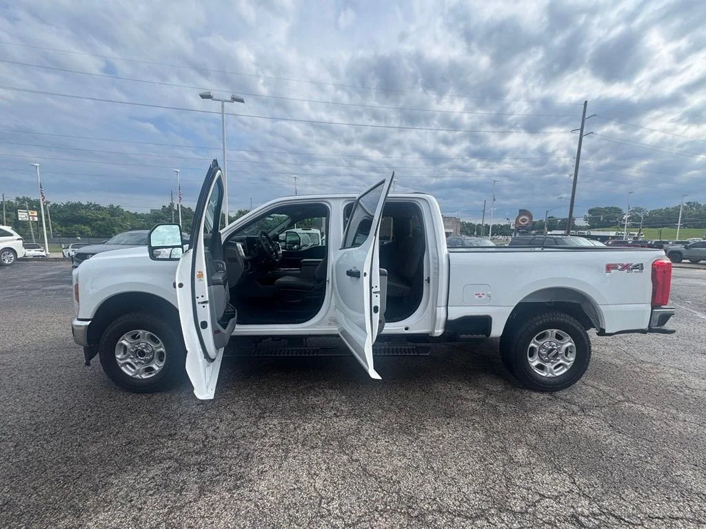 Used 2025 Oxford White Ford XLT image 4