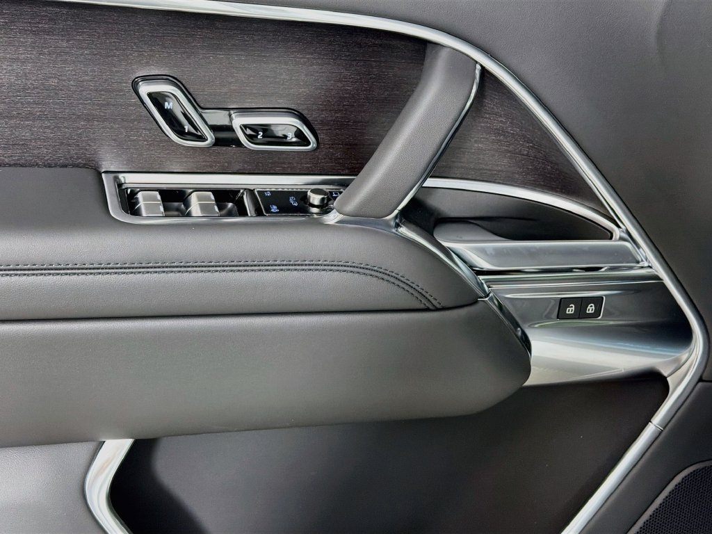 New 2027 Fuji White Land Rover SE image 18