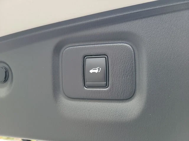Used 2016 Silver Nissan SL image 9