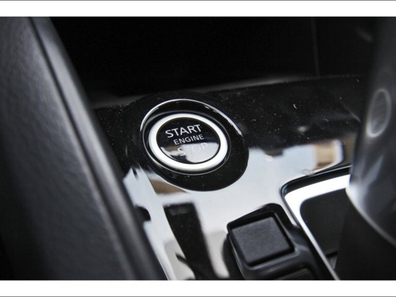 2025 Nissan Versa Sedan SR - Photo 16