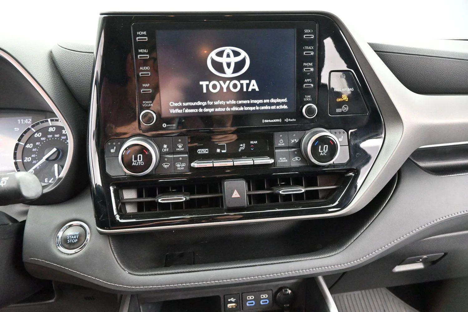 Used 2022 Wind Chill Pearl Toyota XLE image 21
