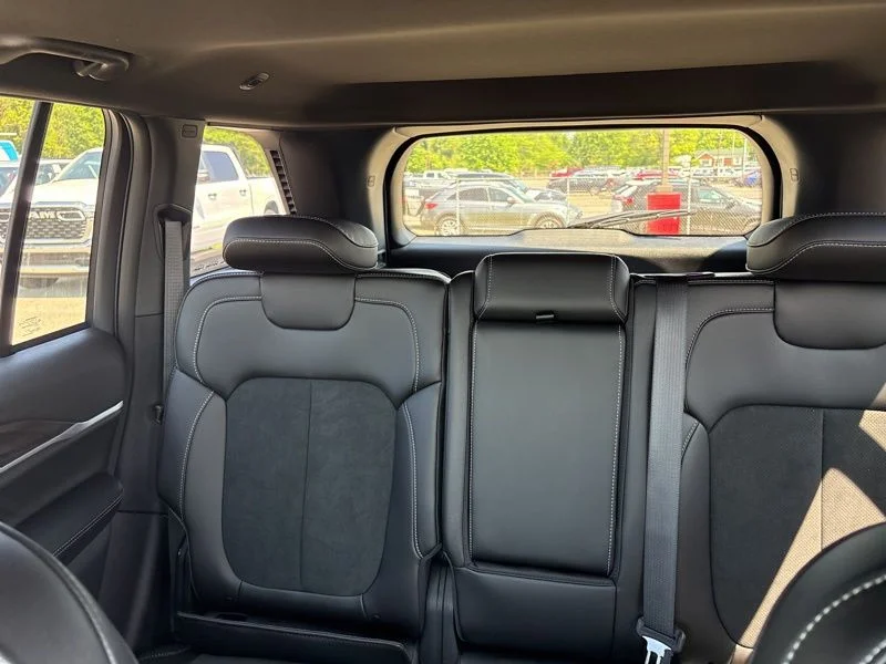 New 2026 Bright White Clear-Coat Exterior Paint Jeep Laredo image 23