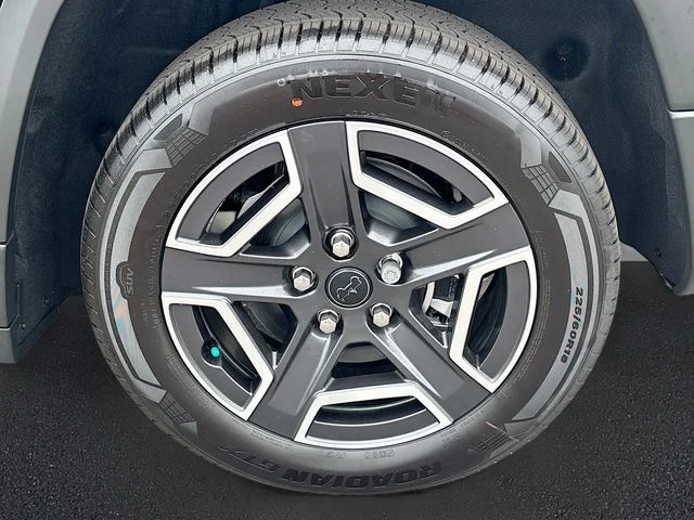 New 2026 Diamond Black Crystal Pearlcoat Jeep Laredo image 19