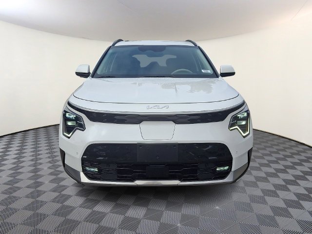 Used 2023 White Kia Wave image 2