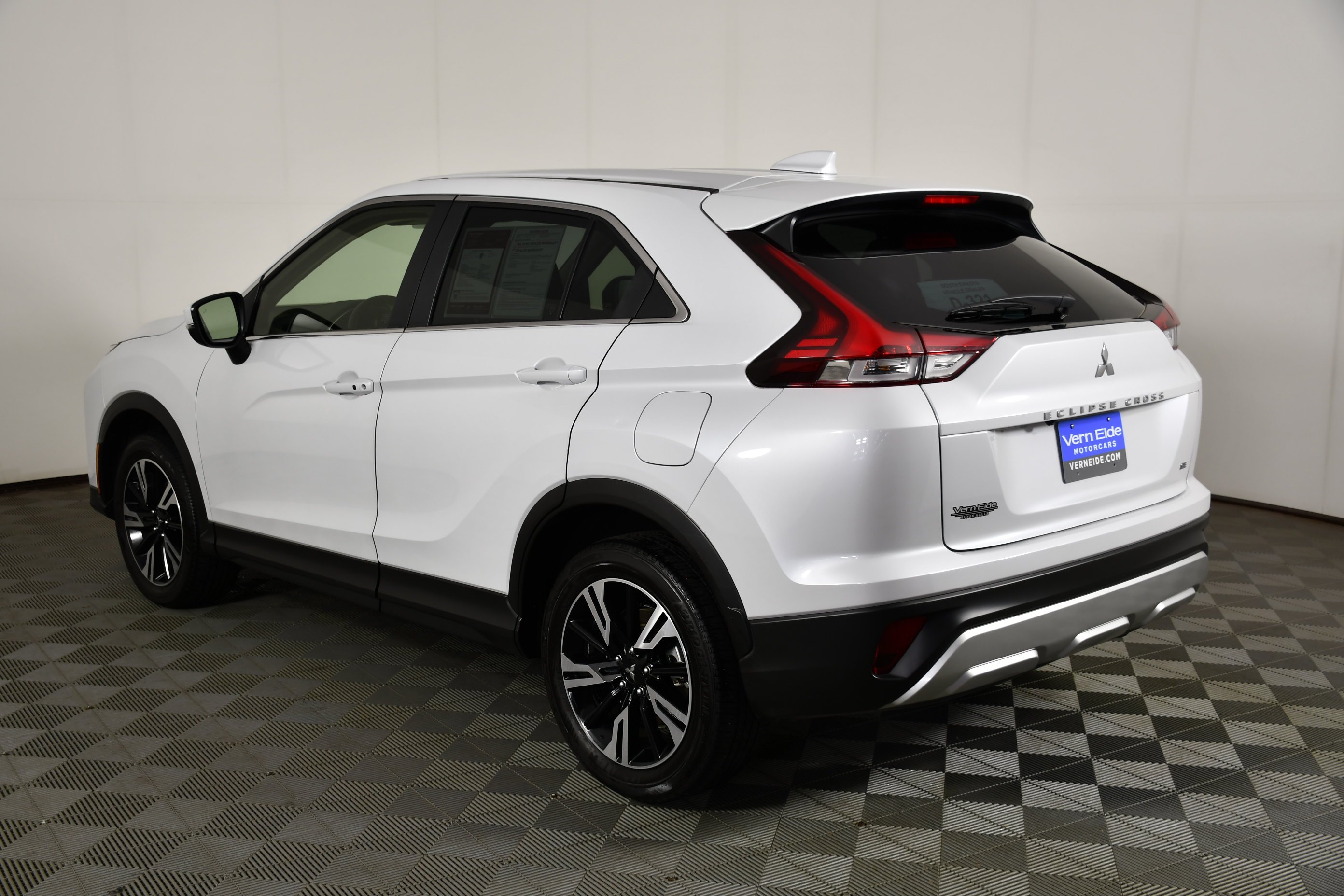 Used 2023 White Diamond Mitsubishi SE image 8