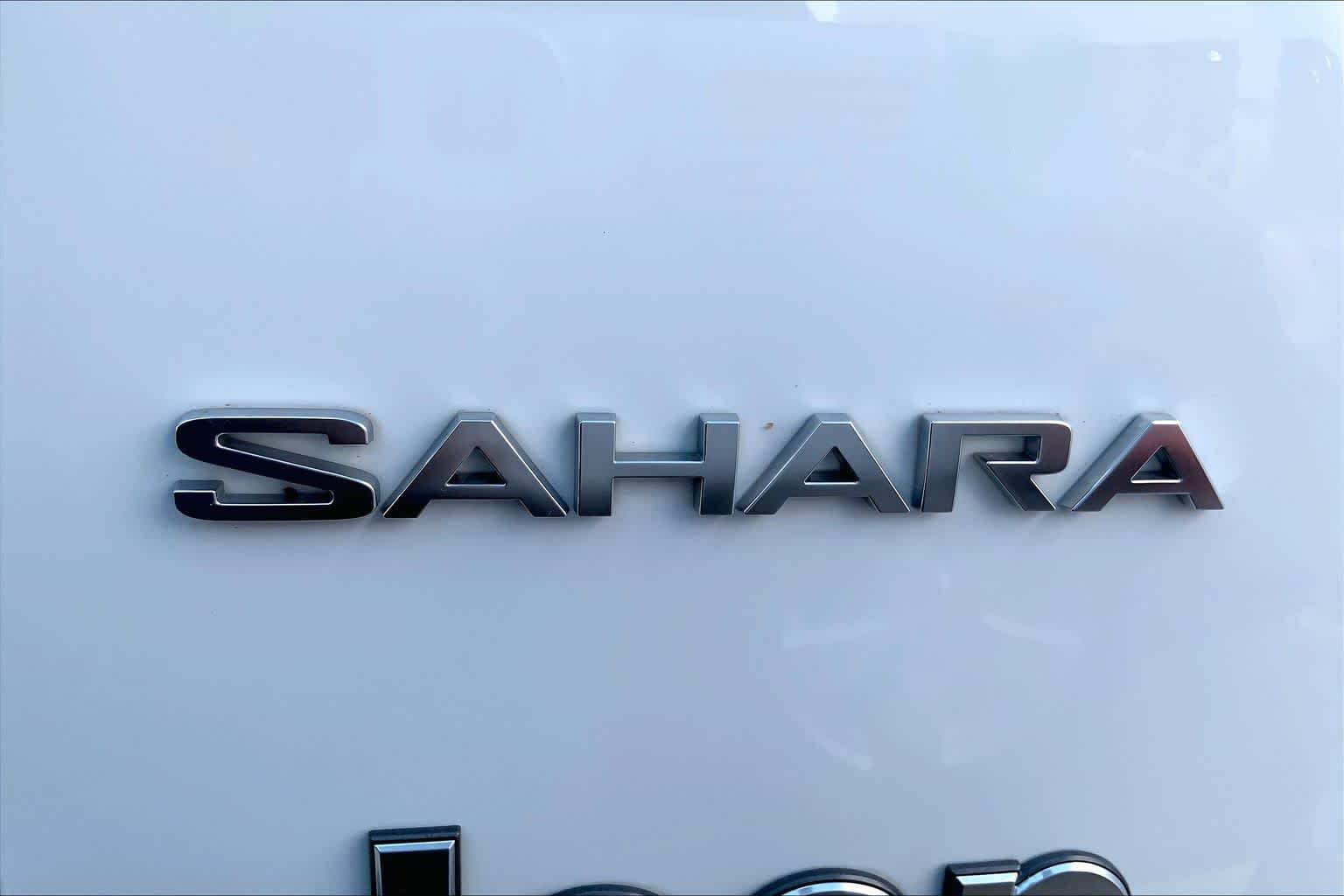 Used 2018 Bright White Clearcoat Jeep Sahara image 31