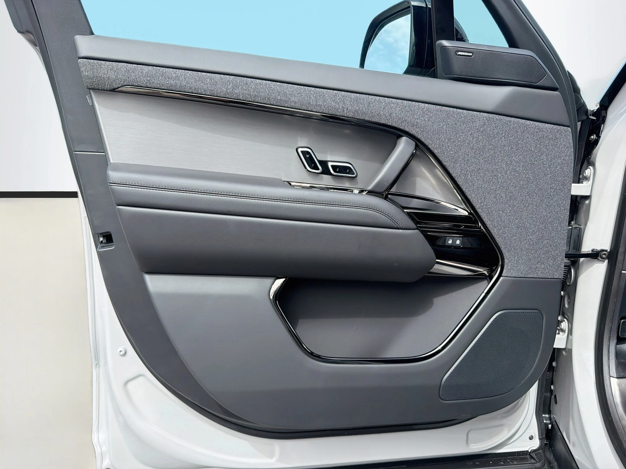 New 2026 Borasco Grey Land Rover SE image 23