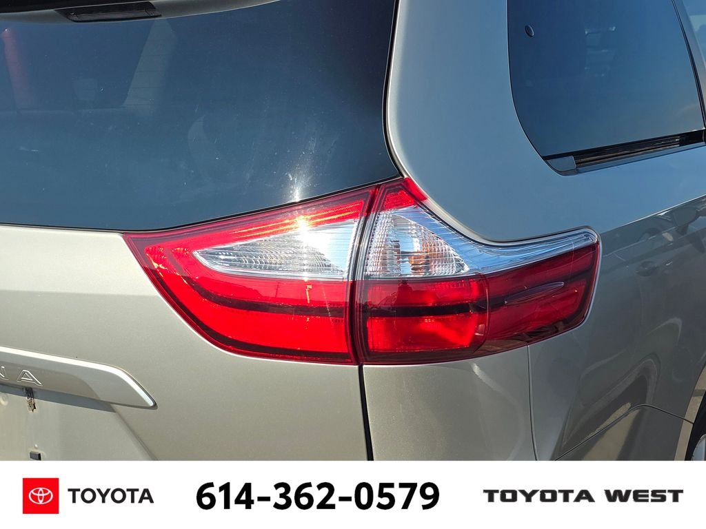 Used 2017  Toyota XLE image 9
