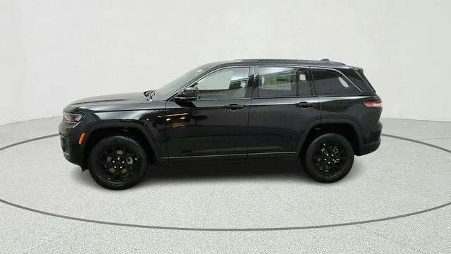 New 2026 Diamond Black Crystal Pearl-Coat Exterior Paint Jeep Laredo Altitude image 5