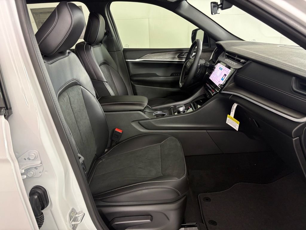 New 2026 Bright White Clear-Coat Exterior Paint Jeep Altitude image 40