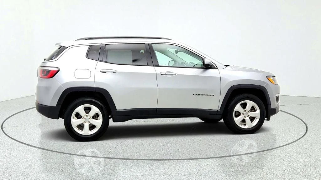 Used 2018 Billet Silver Metallic Clearcoat Jeep Latitude 4x4 image 4