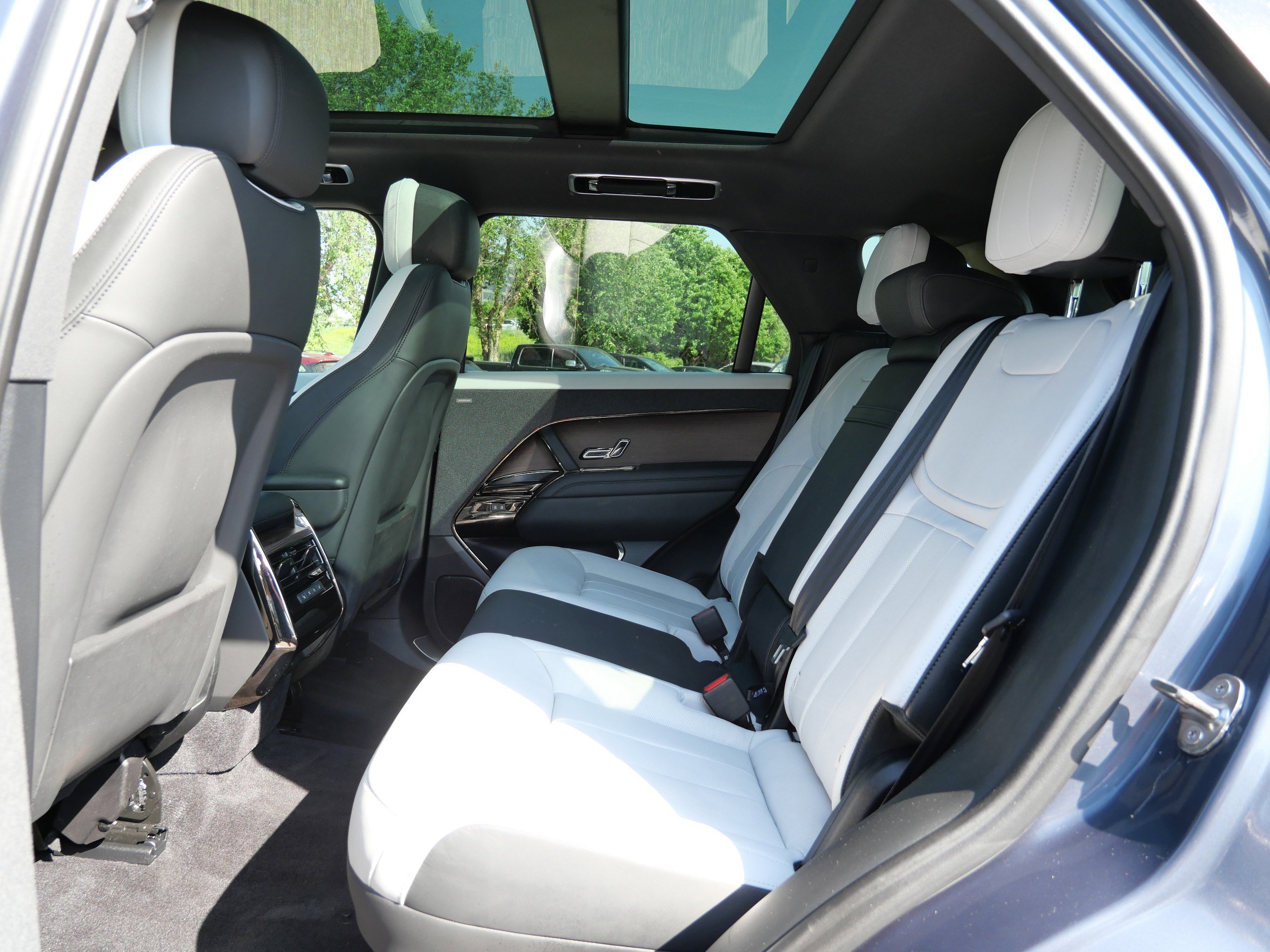Used 2024 VARESINE BLUE Land Rover Dynamic SE image 15