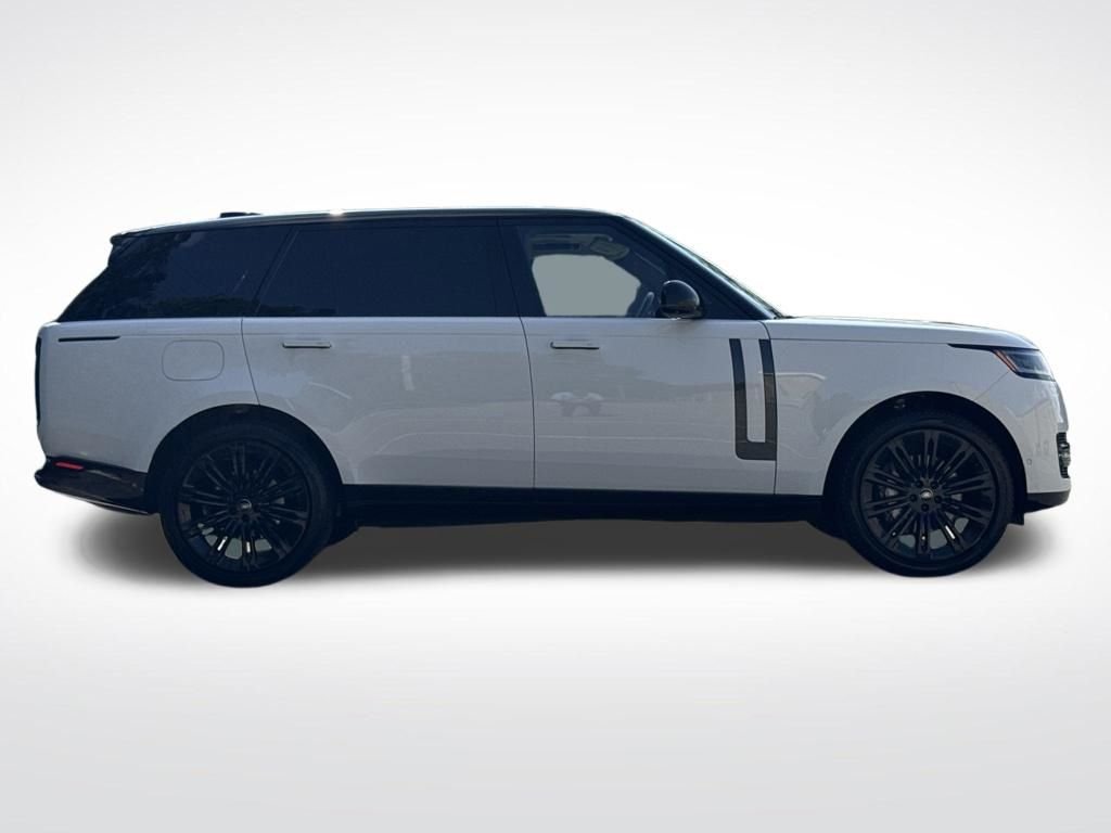 Used 2024 White Land Rover SE image 4