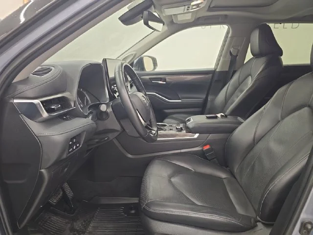 Used 2022 Moon Dust Toyota Limited image 23