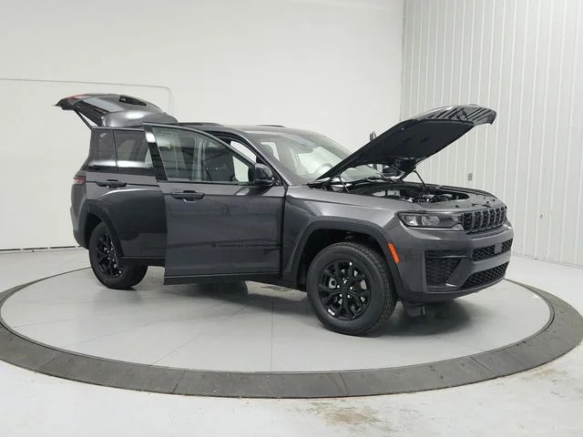 New 2026 Baltic Gray Metallic Clearcoat Jeep Altitude image 9