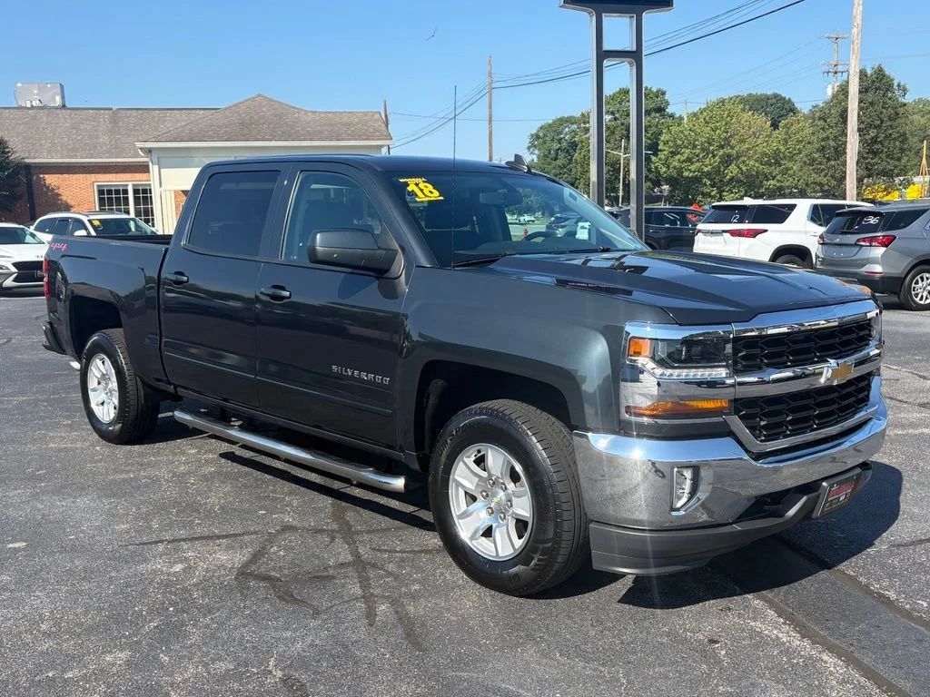 Used 2018 GRAPHITE METALLIC Chevrolet LT image 10
