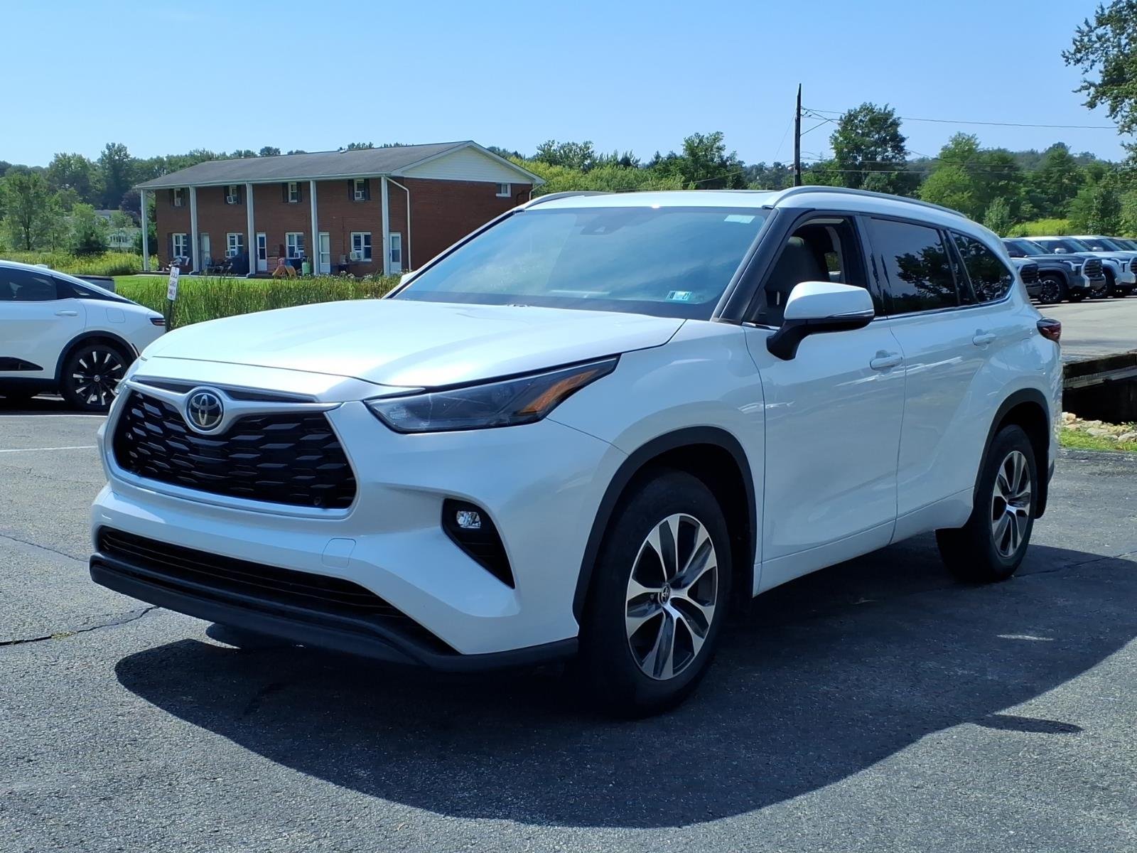 Used 2022 Wind Chill Pearl Toyota XLE image 8