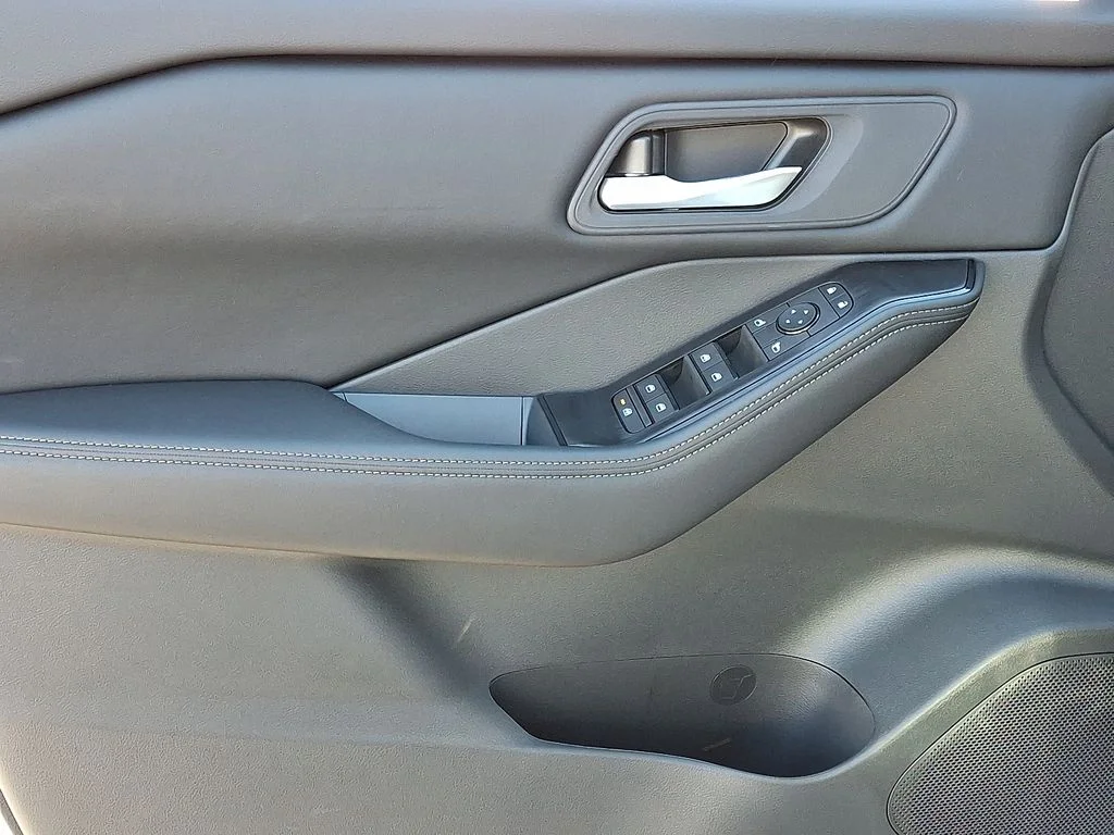 2026 Nissan Rogue SV - Photo 8
