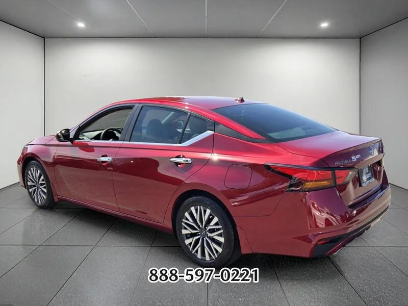 Used 2024 Scarlet NISSAN 2.5 SV image 3
