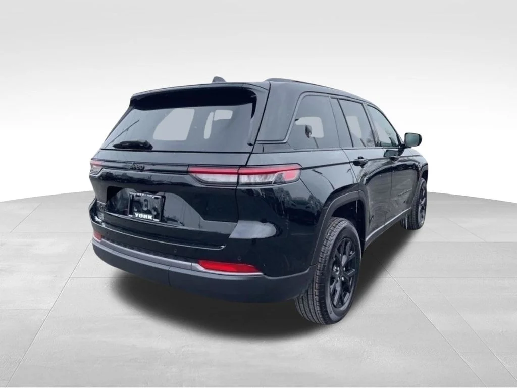 New 2026 Diamond Black Crystal Pearl-Coat Exterior Paint Jeep Altitude image 5