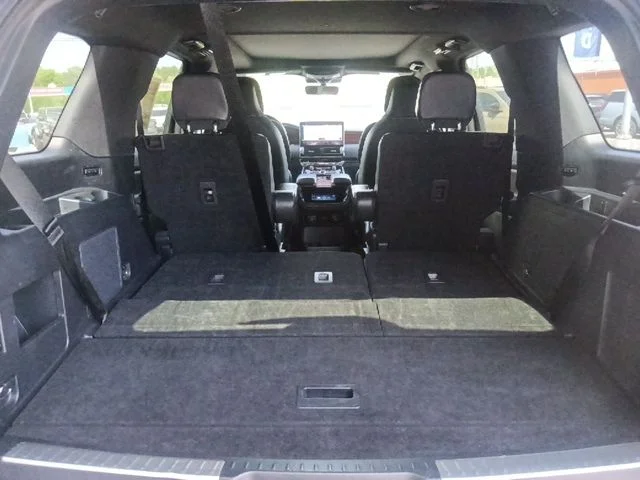 Used 2024 Black Lincoln Reserve image 33
