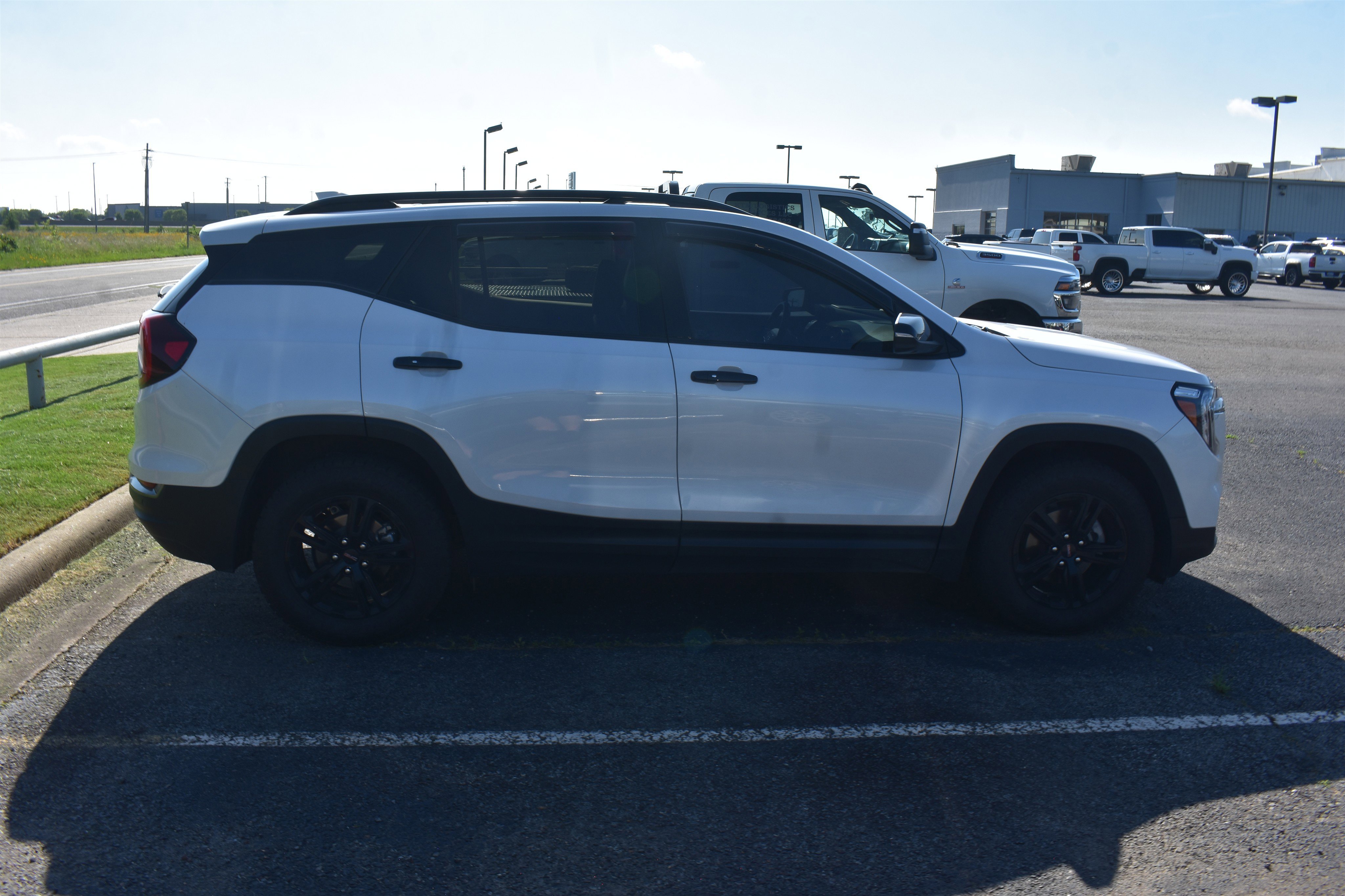 Used 2022 White Frost Tricoat GMC AT4 image 4