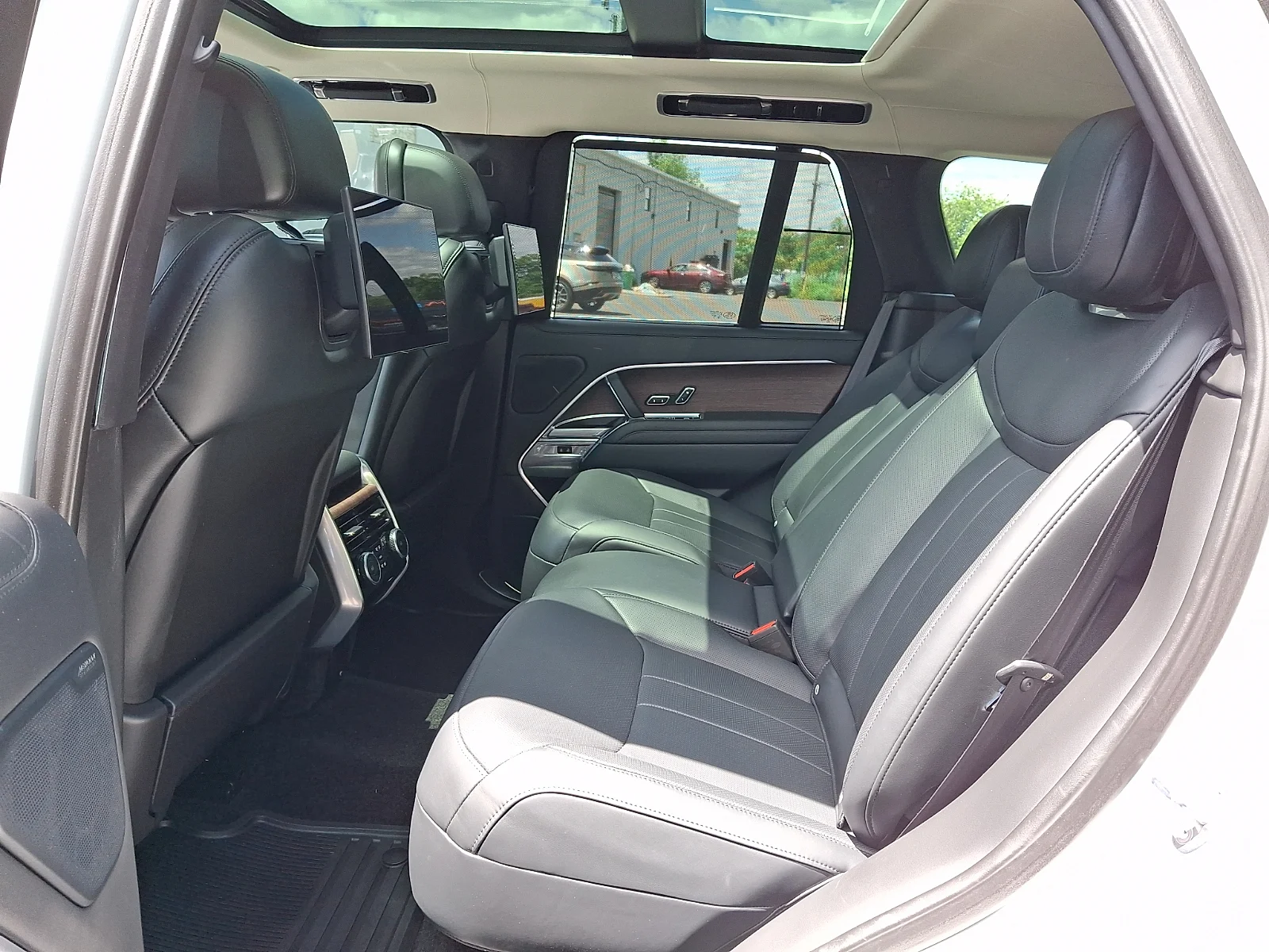 Certified Used 2023 Fuji White - 1AA Land Rover Autobiography image 5