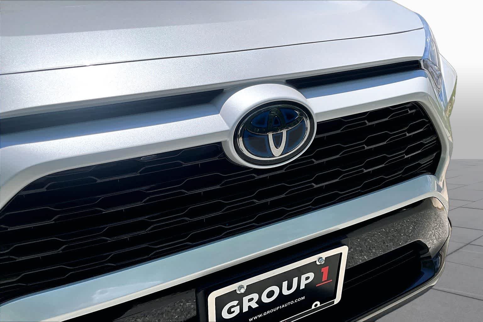 Used 2024 Wind Chill Pearl/Midnight Black Metallic Toyota Hybrid XSE image 30