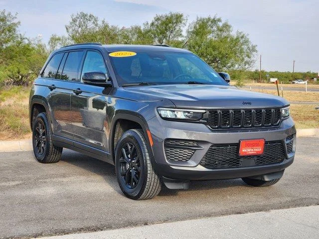 Used 2025 Baltic Gray MET Jeep Laredo 4x2 image 3