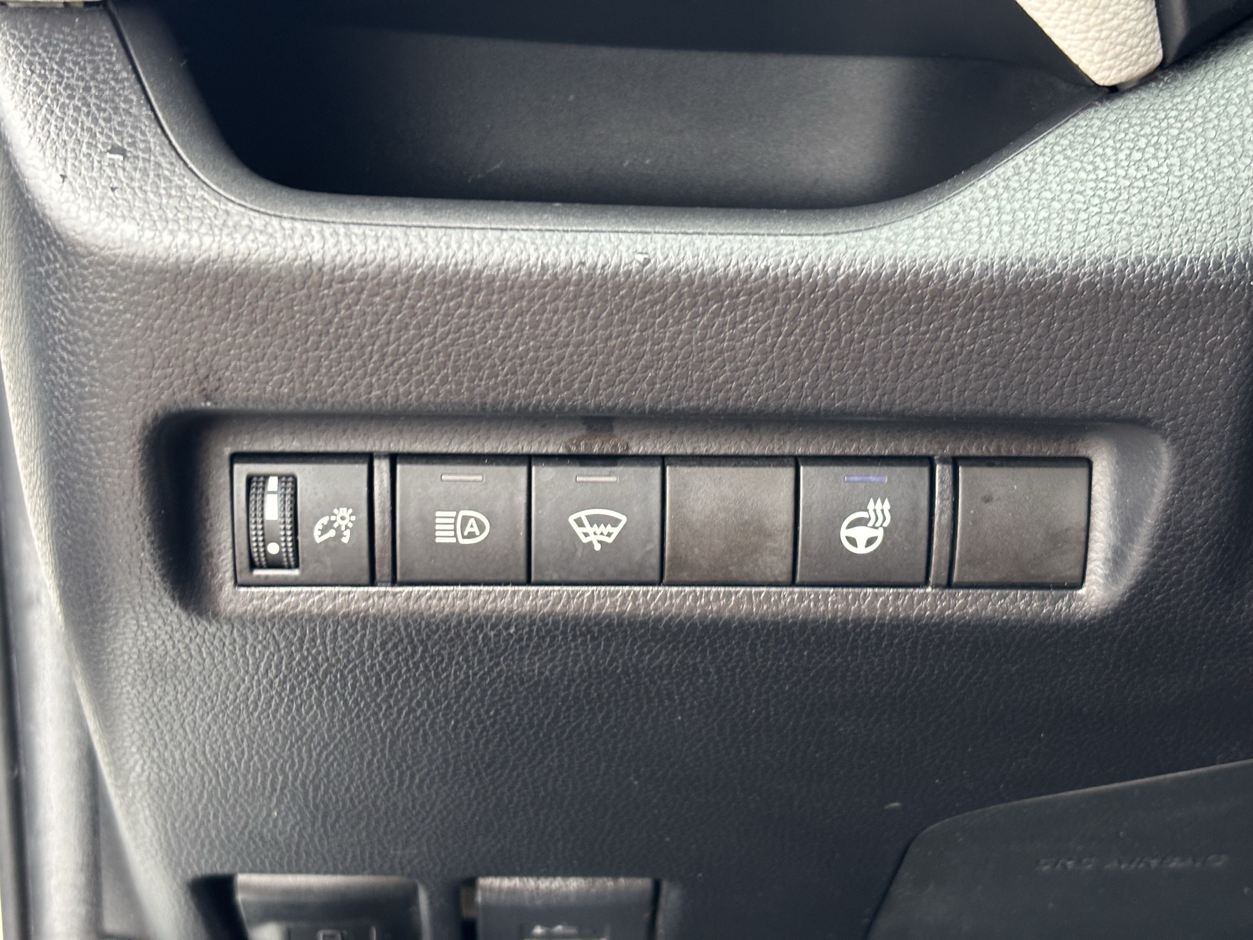 Used 2022 White Toyota XLE image 30