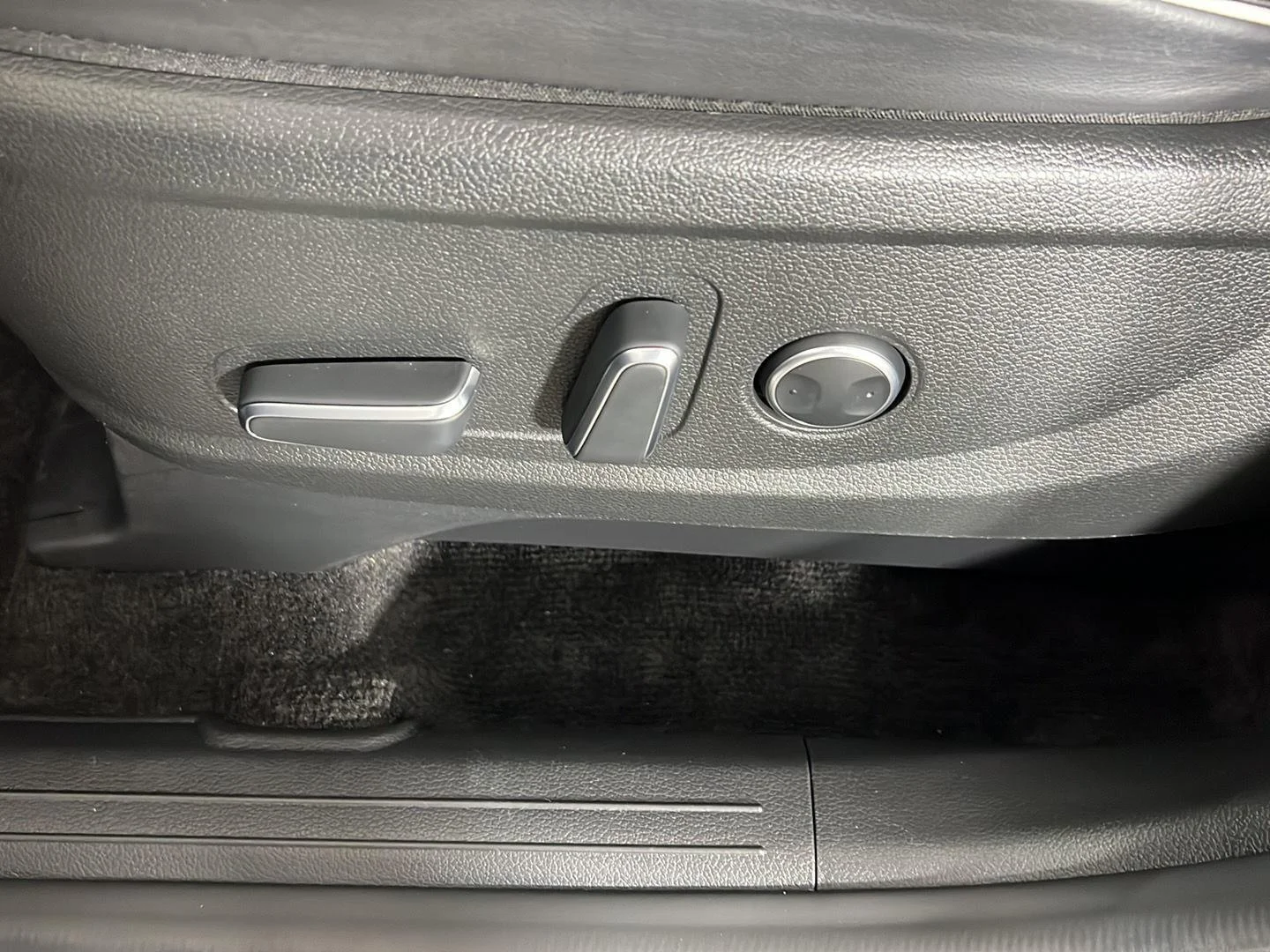 Used 2025 Abyss Black Pearl Hyundai XRT image 6