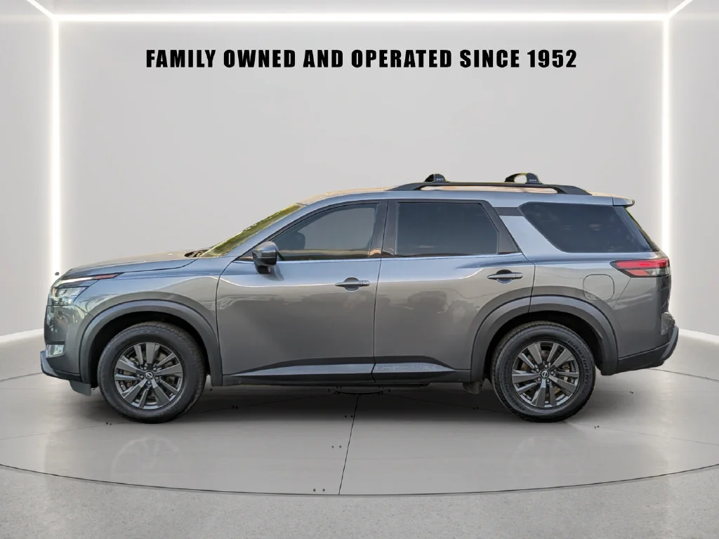 Used 2022 Gray Nissan SV image 3