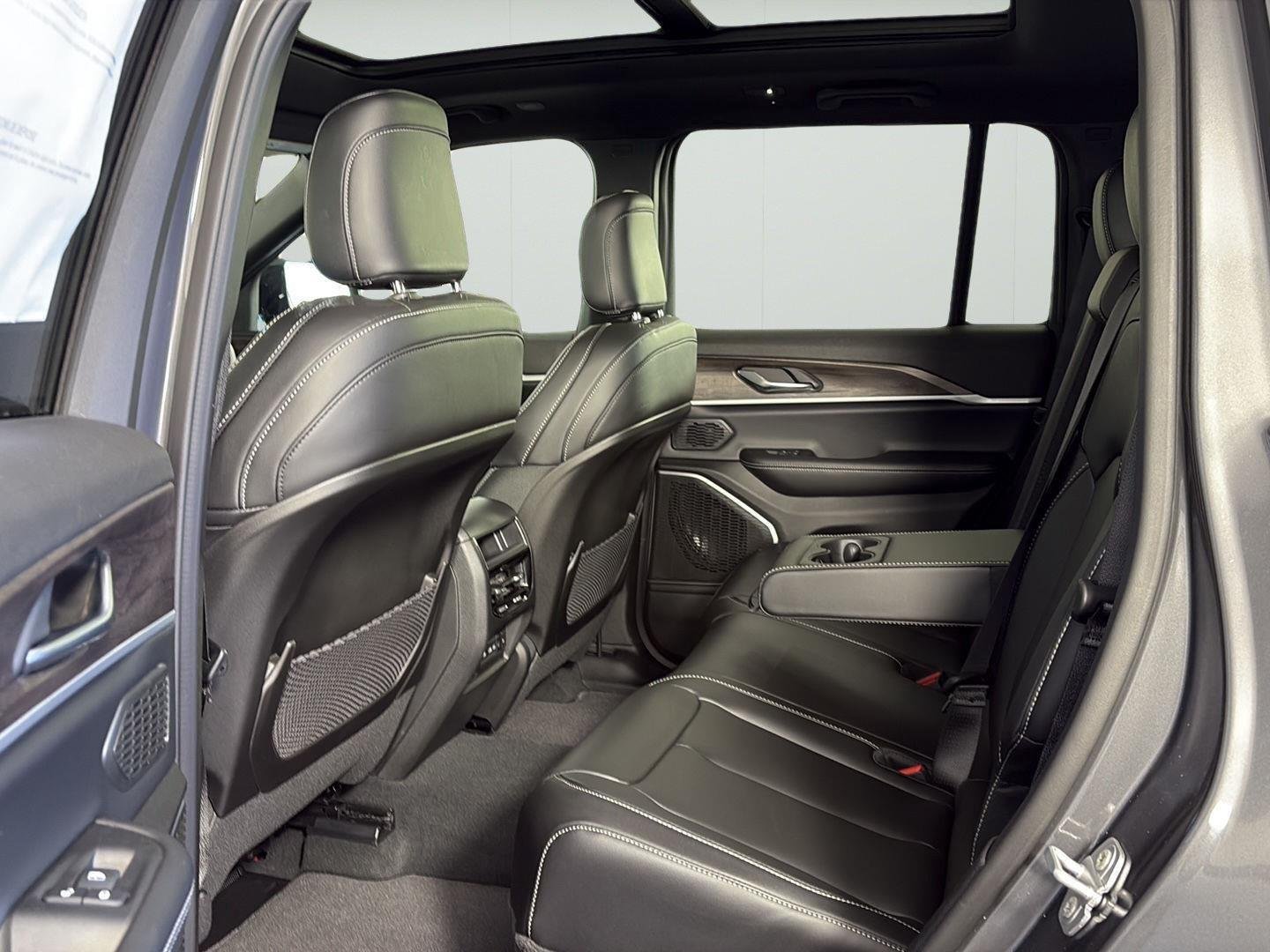 New 2026 Baltic Gray Metallic Clear-Coat Exterior Paint Jeep Limited image 9