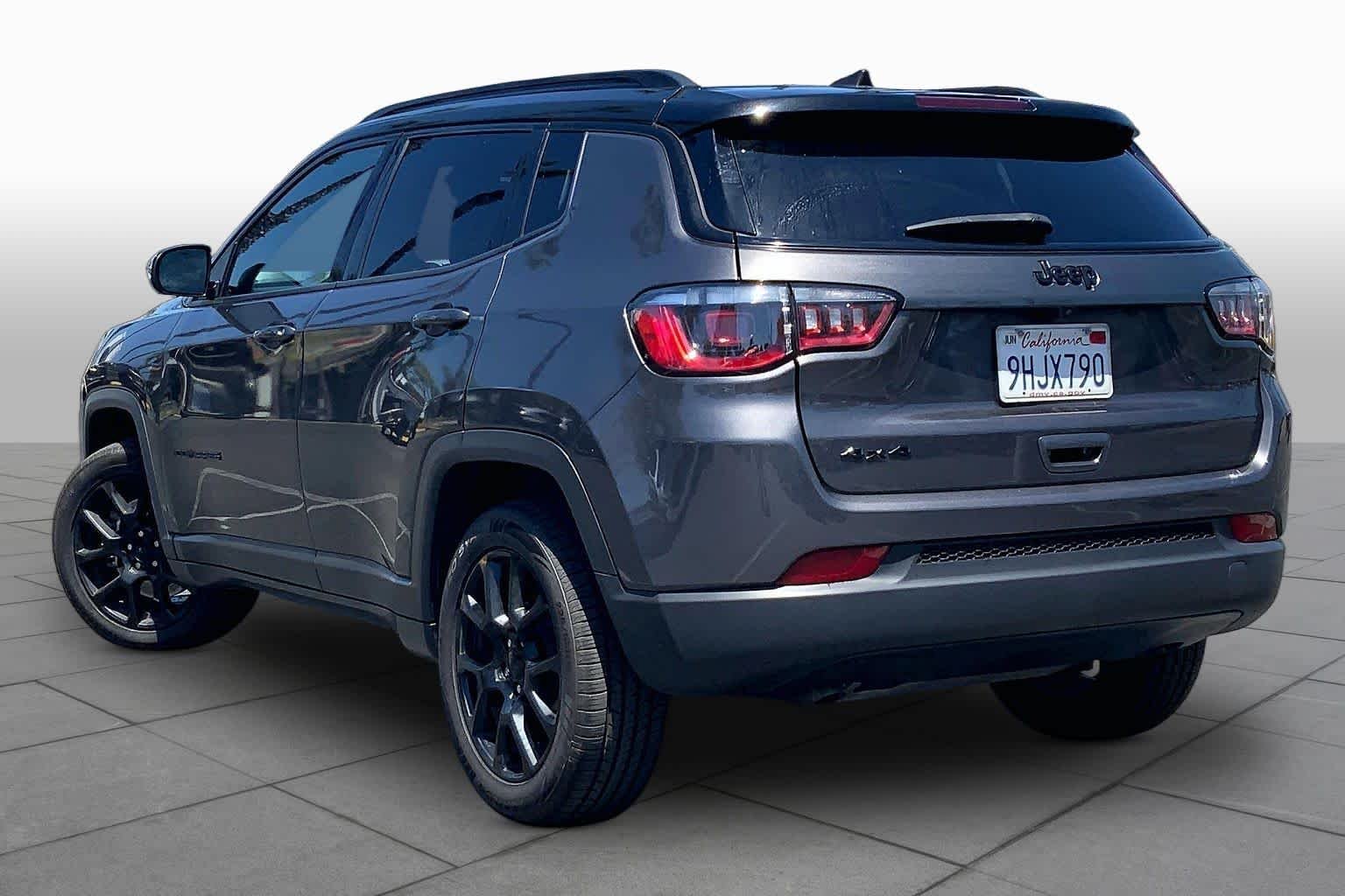 Used 2023 Granite Crystal Metallic Clearcoat Jeep Altitude image 11