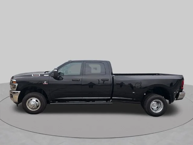 New 2026 Diamond Black Crystal Pearl-Coat Exterior Paint RAM Tradesman image 2