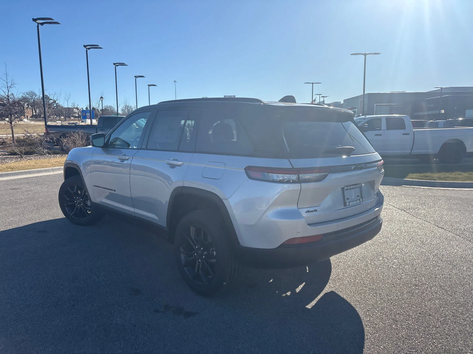 New 2025 Silver Zynith Exterior Paint Jeep Limited image 7