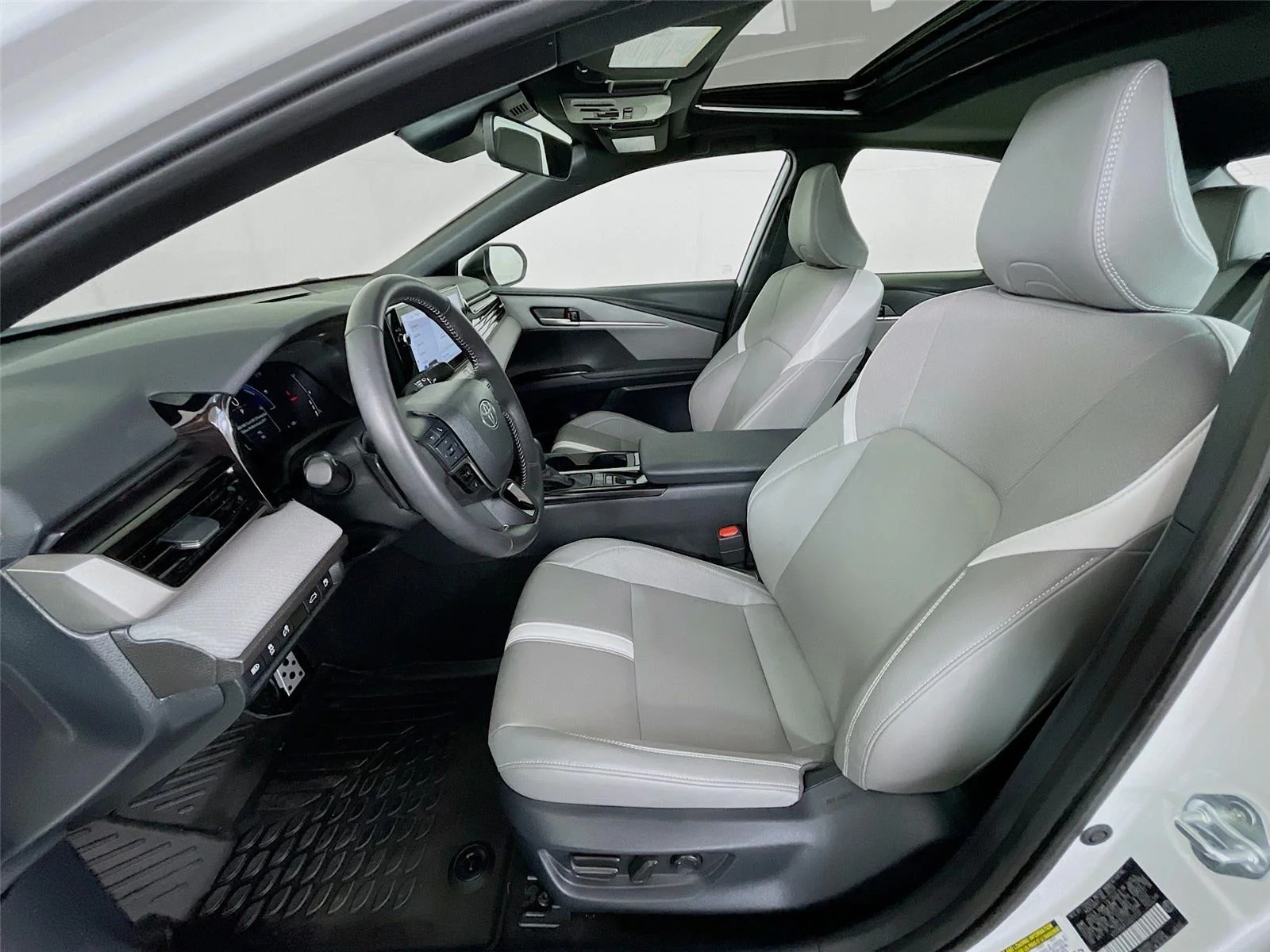 Used 2025 Ice Cap Toyota SE image 24